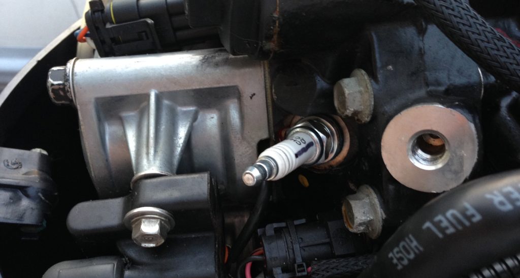 How to Replace and Index Spark Plugs on an Evinrude E-TEC Outboard ...